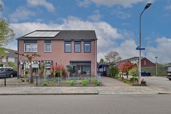 Te koop: Goed onderhouden 2-onder-1 kapwoning met eigen oprit, garage/berging en zonnepanelen!